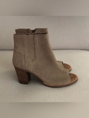 Toms Peep Toe Majorca Suede Perforated
Zip Up Ankle Booties Size 5.5